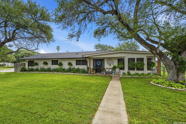 910 Oakridge, Pleasanton, TX 78064