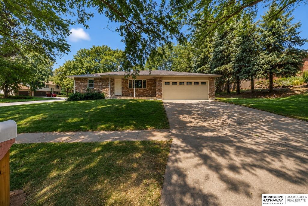 4201 Bel-Ridge Drive, Lincoln, NE 68521