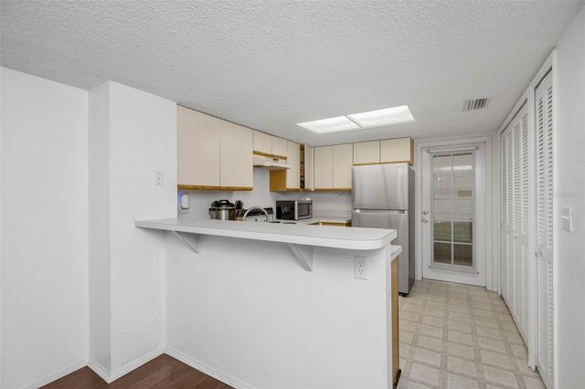 2208 FLETCHERS POINT CIRCLE, Tampa, FL 33613