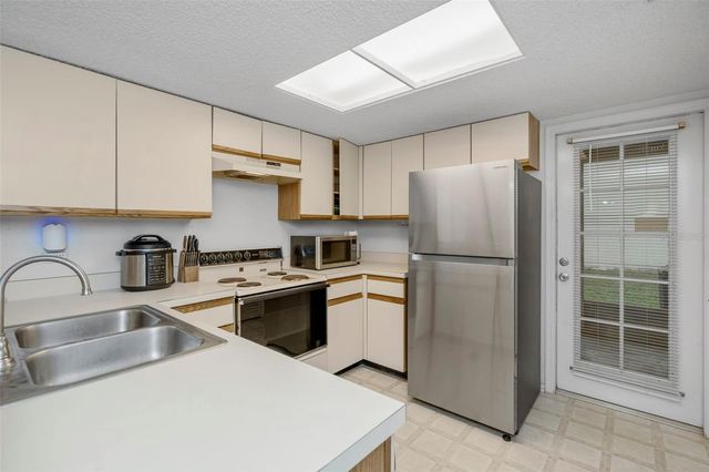 2208 FLETCHERS POINT CIRCLE, Tampa, FL 33613