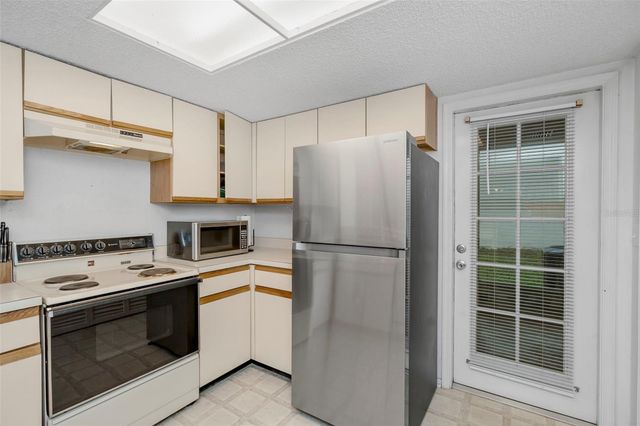 2208 FLETCHERS POINT CIRCLE, Tampa, FL 33613