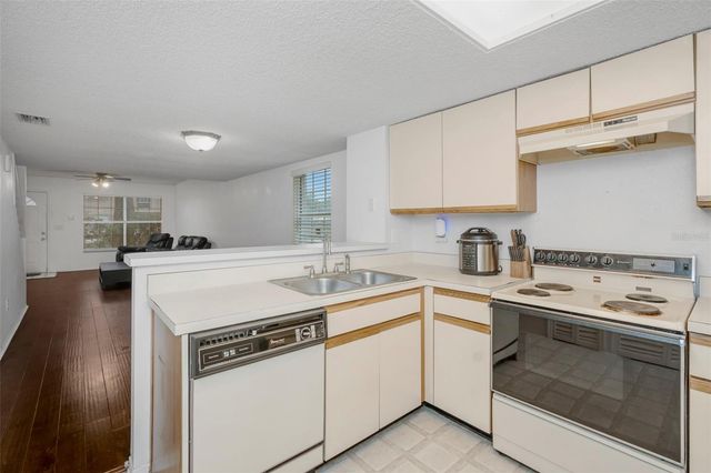 2208 FLETCHERS POINT CIRCLE, Tampa, FL 33613