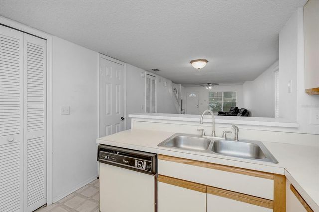 2208 FLETCHERS POINT CIRCLE, Tampa, FL 33613