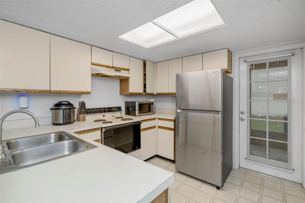 Image 13 of property listing at 2208 FLETCHERS POINT CIRCLE, Tampa, FL 33613