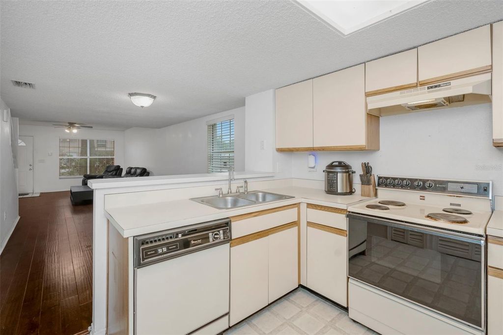 Image 15 of property listing at 2208 FLETCHERS POINT CIRCLE, Tampa, FL 33613
