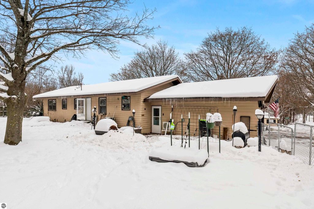 Image 5 of property listing at 16863 3rd Street, Copemish, MI 49625