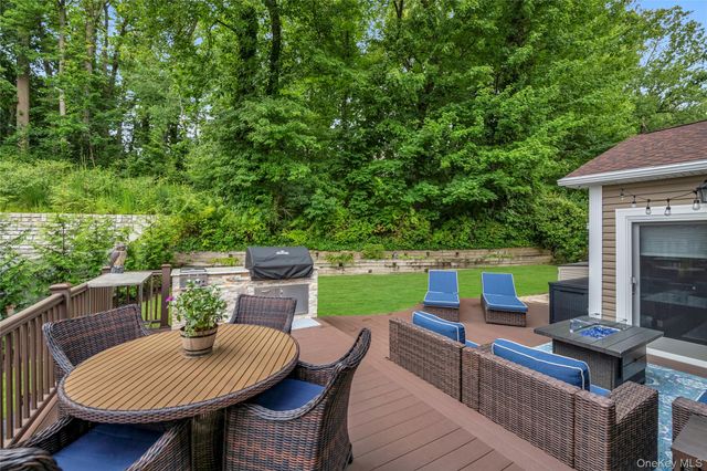 67 Reed Drive, Roslyn, NY 11576
