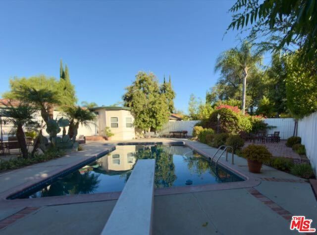 5833 Cahill Avenue, Los Angeles, CA 91356