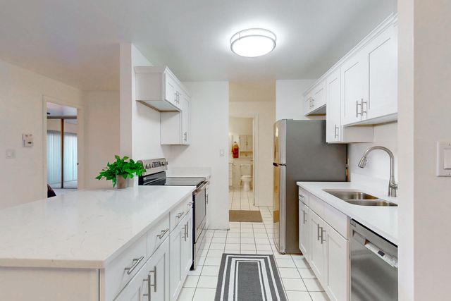 120 Lakeview Drive 110, Bloomingdale, IL 60108