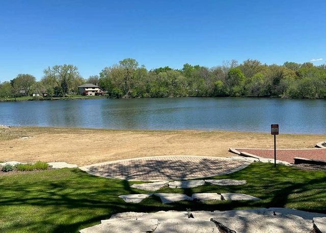 120 Lakeview Drive 110, Bloomingdale, IL 60108