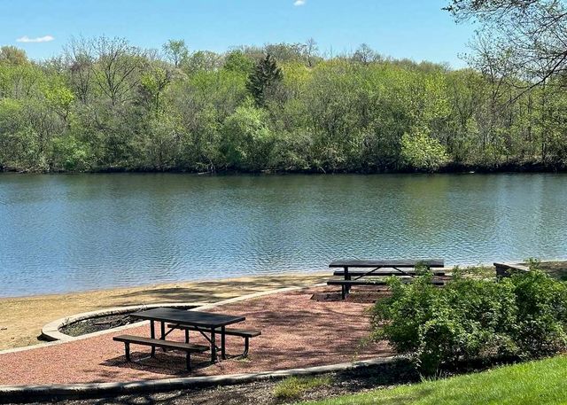 120 Lakeview Drive 110, Bloomingdale, IL 60108