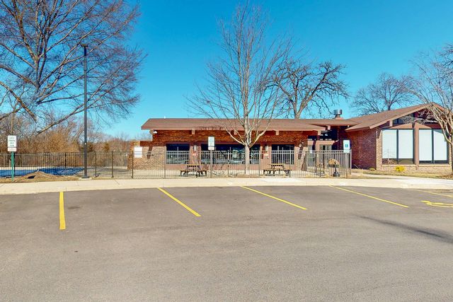 120 Lakeview Drive 110, Bloomingdale, IL 60108