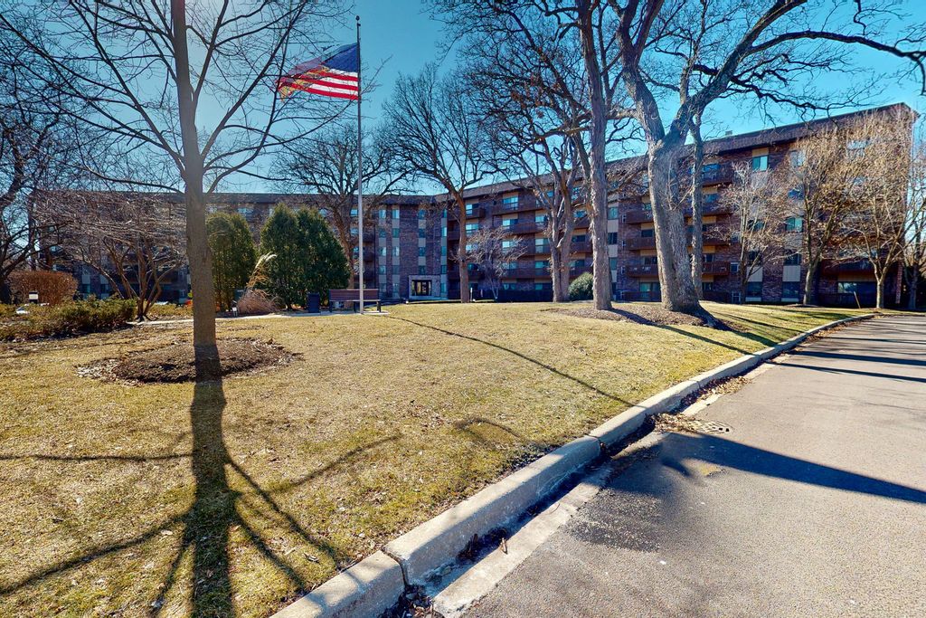 120 Lakeview Drive 110, Bloomingdale, IL 60108