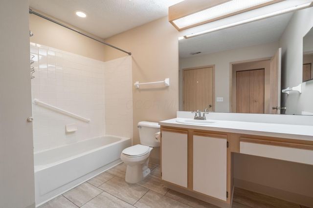 82 Abbeycross Lane, Westerville, OH 43082