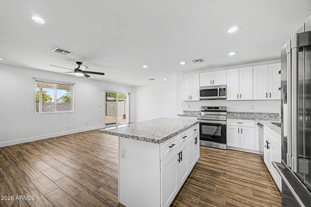 526 S CRISMON Road, Mesa, AZ 85208