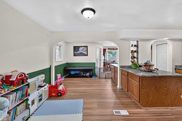 2228 Mclaren Street, Burton, MI 48529
