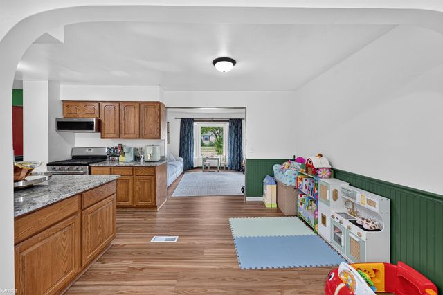 2228 Mclaren Street, Burton, MI 48529