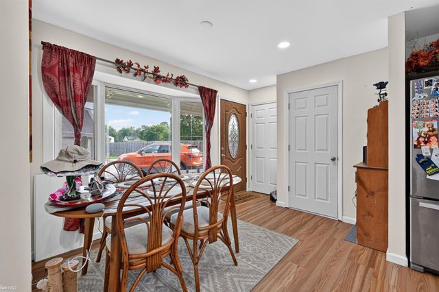 2228 Mclaren Street, Burton, MI 48529