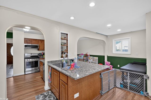 2228 Mclaren Street, Burton, MI 48529