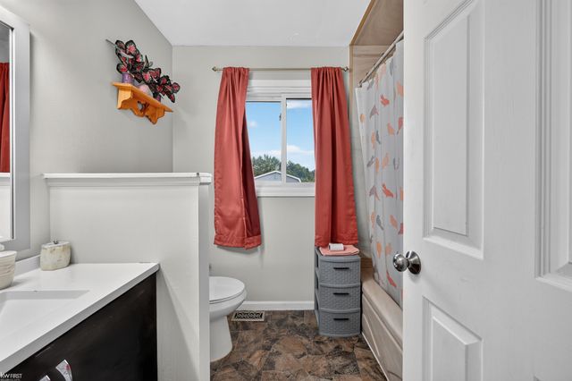 2228 Mclaren Street, Burton, MI 48529