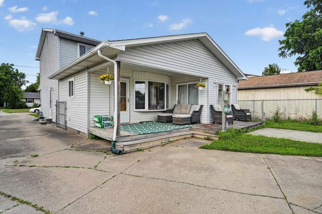 2228 Mclaren Street, Burton, MI 48529