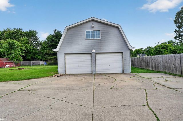2228 Mclaren Street, Burton, MI 48529