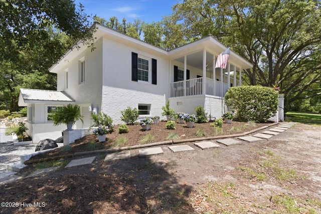 305 River Drive, Southport, NC 28461