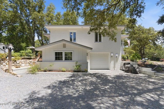305 River Drive, Southport, NC 28461