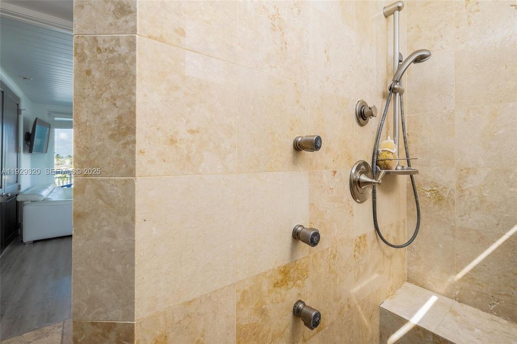 Image 27 of property listing at 107 Hilson Ct, Tavernier, FL 33070