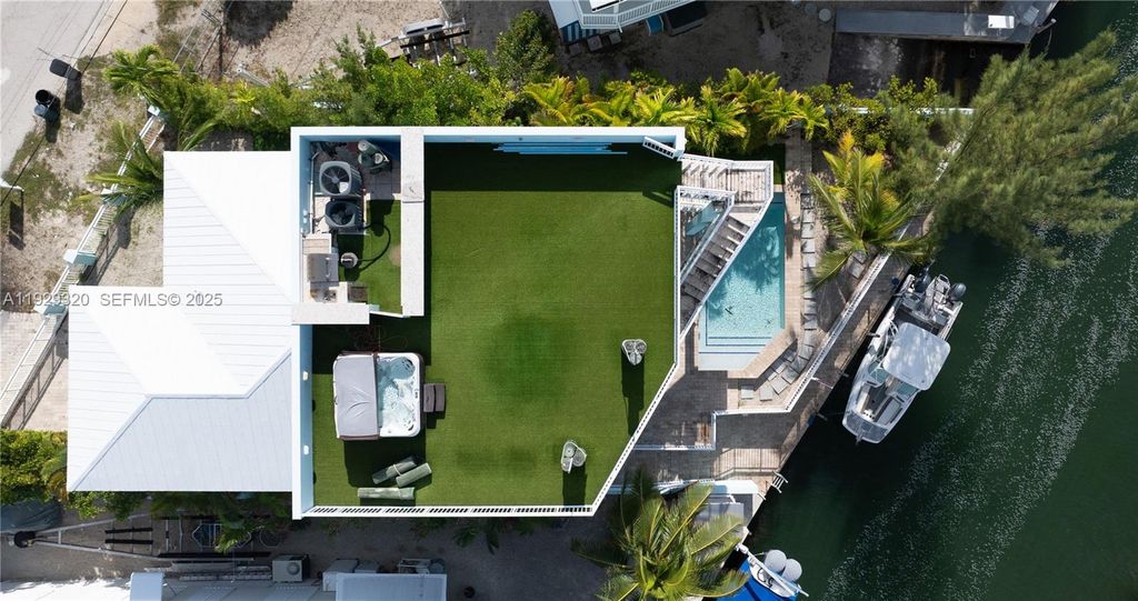 Image 3 of property listing at 107 Hilson Ct, Tavernier, FL 33070