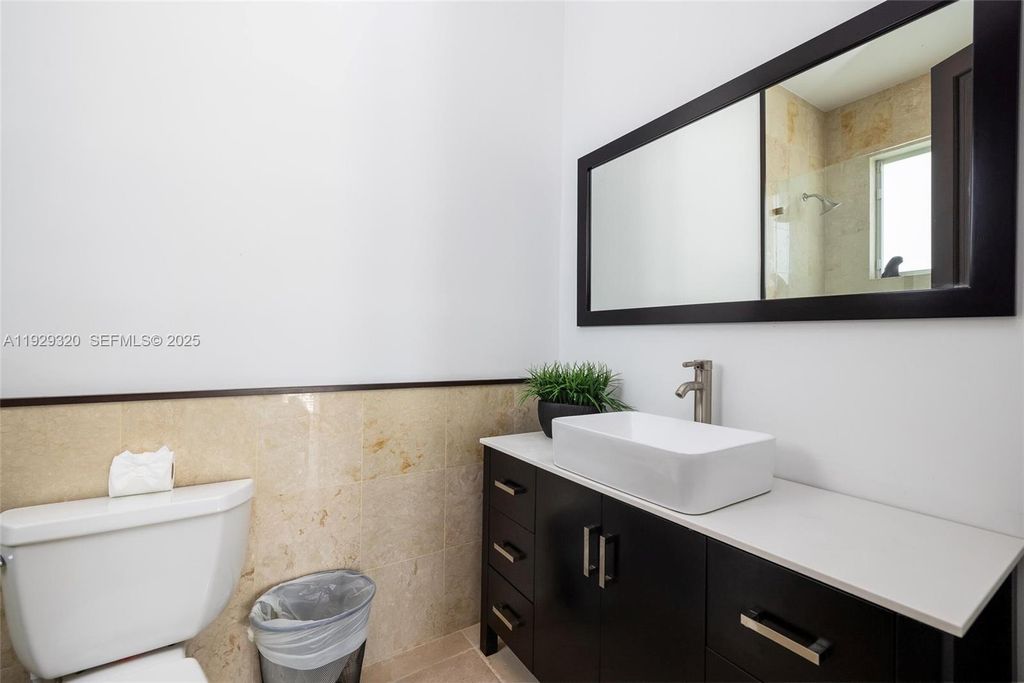 Image 31 of property listing at 107 Hilson Ct, Tavernier, FL 33070