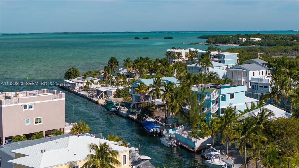 Image 4 of property listing at 107 Hilson Ct, Tavernier, FL 33070