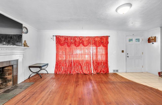 135 Emerson St, Springfield, MA 01118