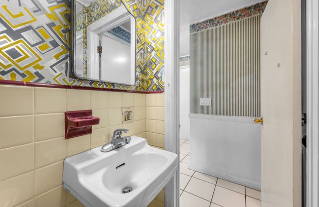 135 Emerson St, Springfield, MA 01118