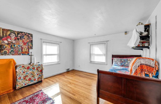 135 Emerson St, Springfield, MA 01118