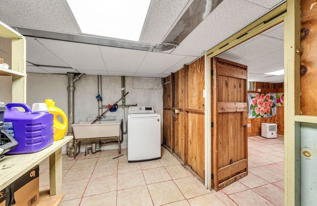 135 Emerson St, Springfield, MA 01118
