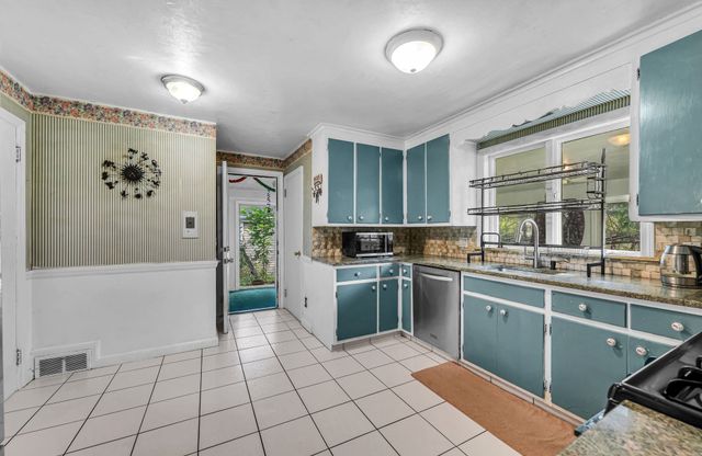135 Emerson St, Springfield, MA 01118