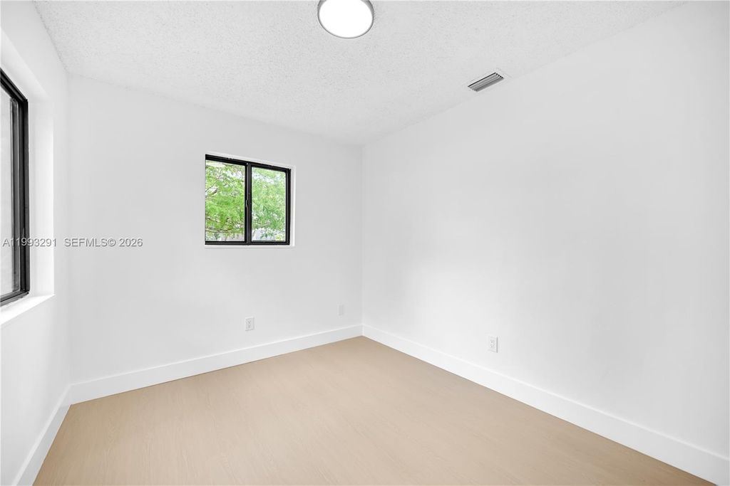 Image 15 of property listing at 13608 SW 286th Ter, Homestead, FL 33033