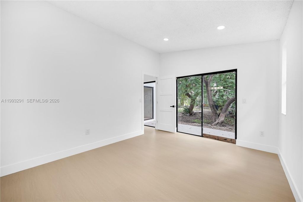 Image 32 of property listing at 13608 SW 286th Ter, Homestead, FL 33033