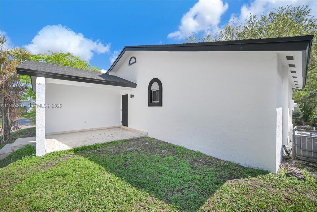 Image 4 of property listing at 13608 SW 286th Ter, Homestead, FL 33033