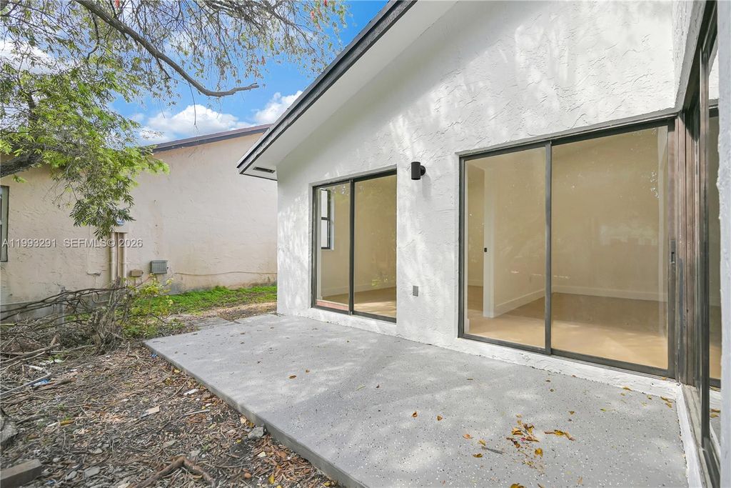 Image 6 of property listing at 13608 SW 286th Ter, Homestead, FL 33033