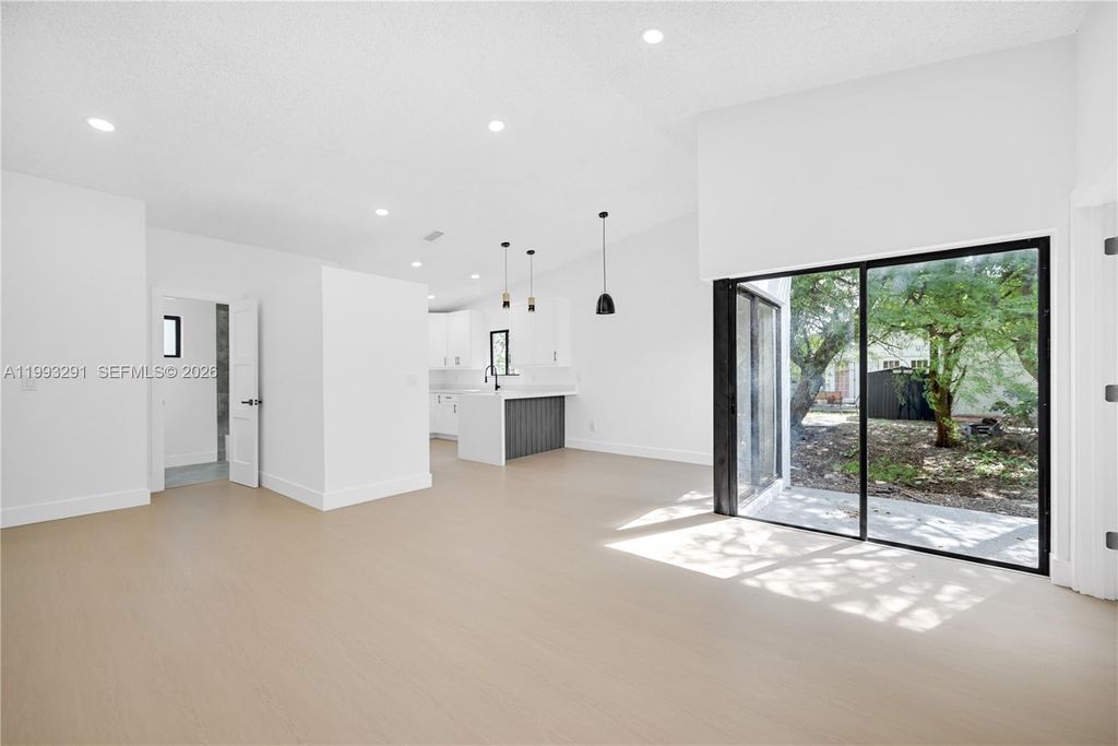 Image 7 of property listing at 13608 SW 286th Ter, Homestead, FL 33033