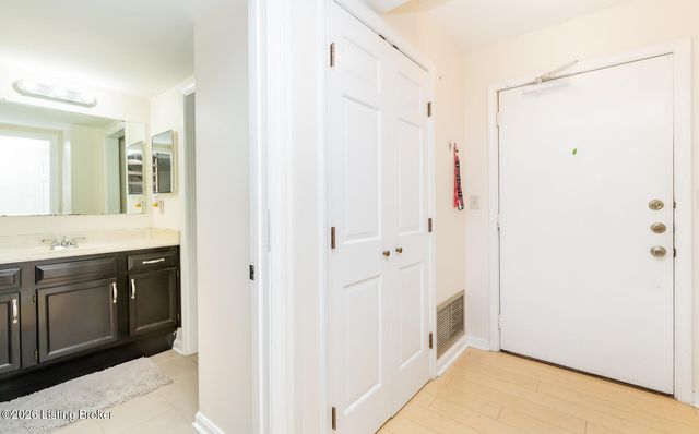 2845 Hikes Ln 102, Louisville, KY 40218