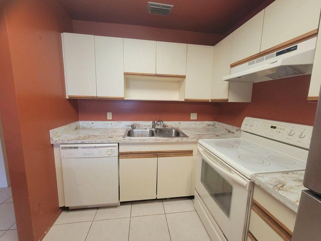 26 Lake Vista Trl Apt 104, Port St Lucie, FL 34952