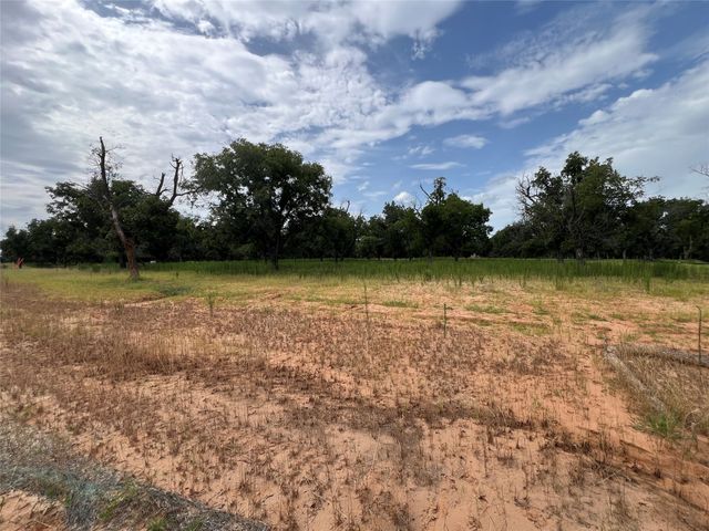 2142 E Landings N, Granbury, TX 76049