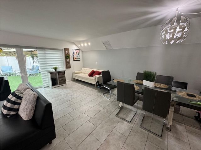 4028 SW 67th Ter 3, Davie, FL 33314