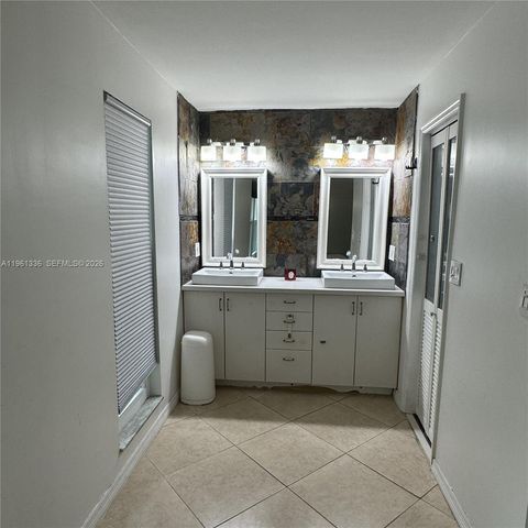 4028 SW 67th Ter 3, Davie, FL 33314