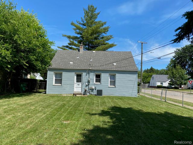 23007 Rosalind Avenue, Eastpointe, MI 48021