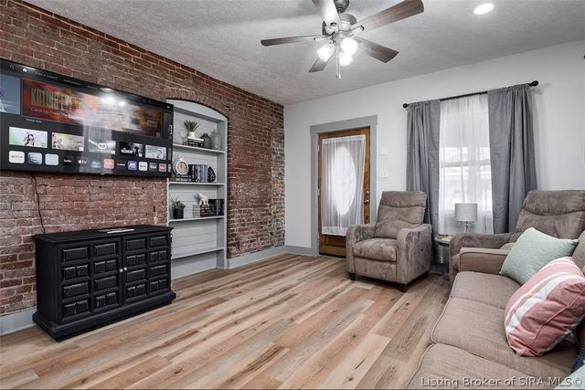 431 W Market Street, Jeffersonville, IN 47130