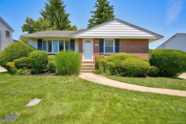 41 Elwood Avenue, Hicksville, NY 11801